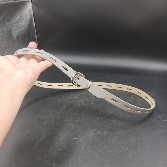 Steve Madden Skinny Belt w Silver Buckle Light Gray Classic Women's 38x.75" NWOT - Picture 3 of 12